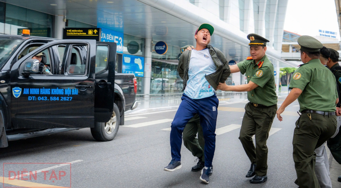 A terrorist arrested during a counter-terrorism drill at Noi Bai International Airport. Photo: Phan Cong / Tuoi Tre