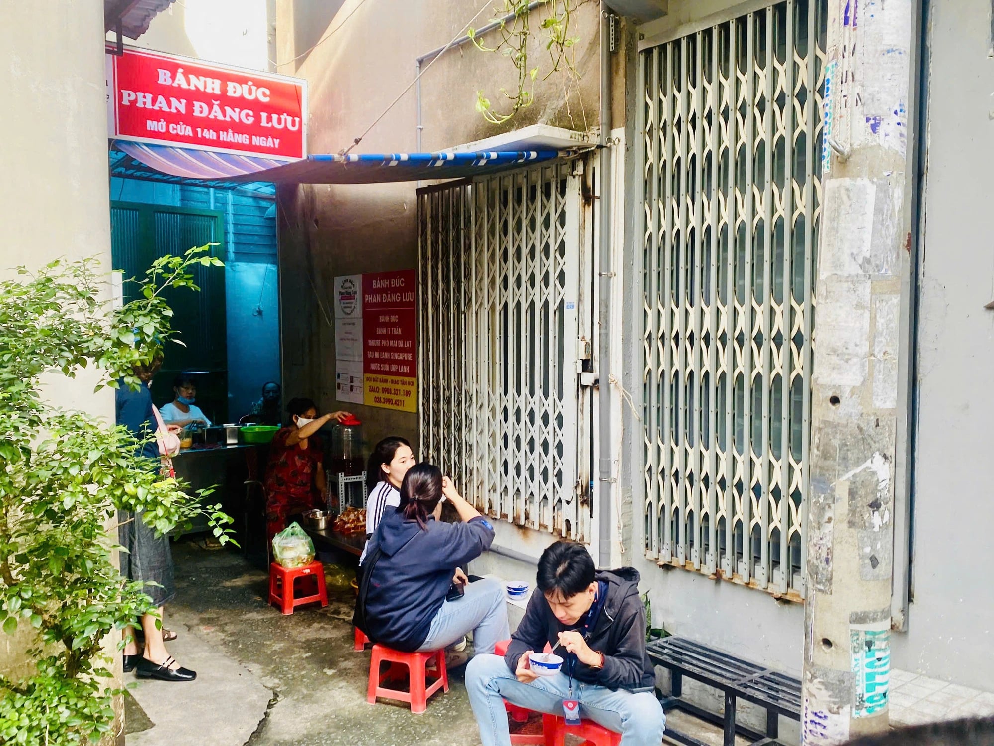 Diners have ‘bánh đúc’ at the stall tucked away in an alley on Phan Dang Luu Street in Phu Nhuan District, Ho Chi Minh City. Photo: Dang Khuong / Tuoi Tre