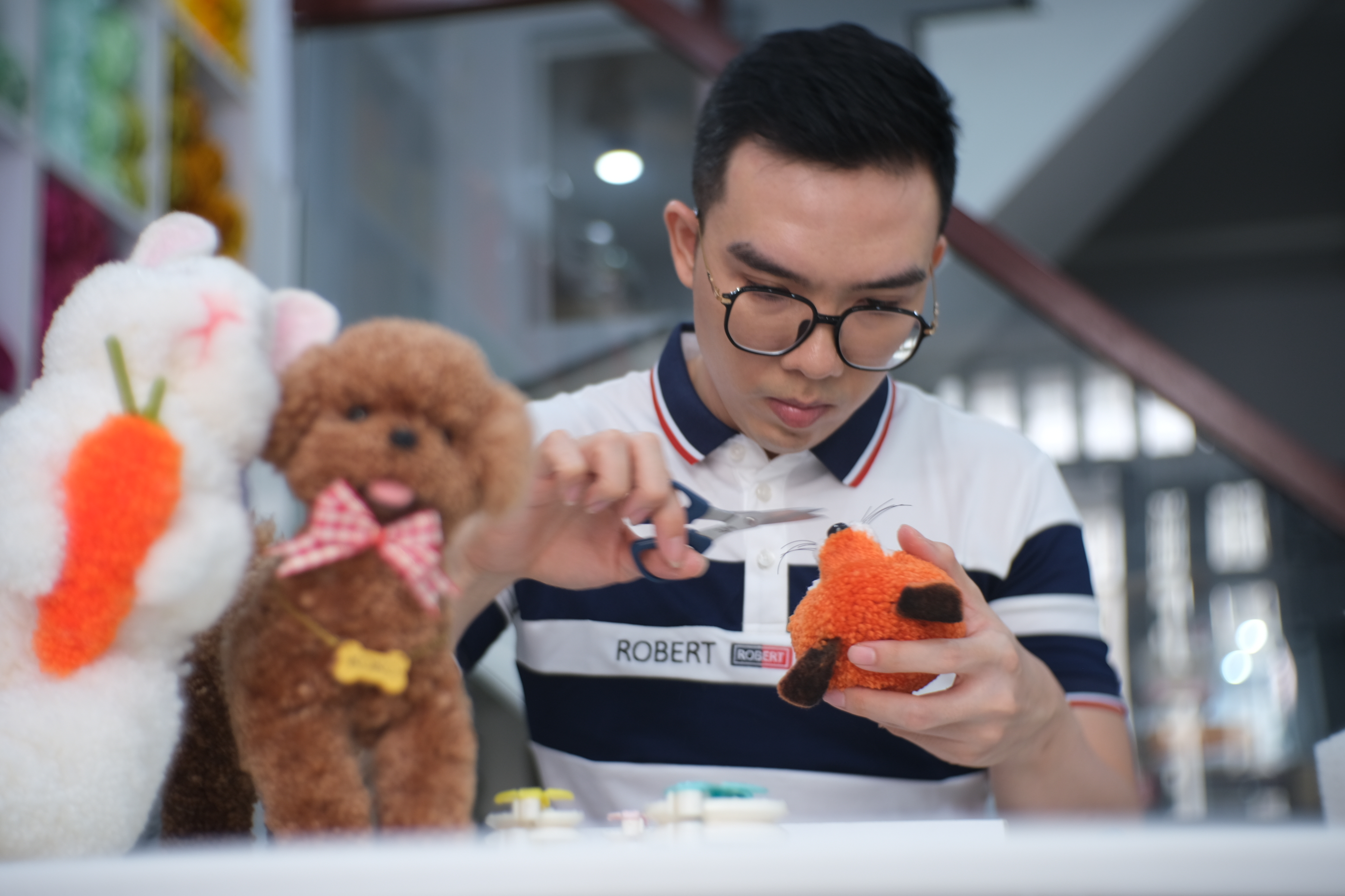 Huy trims the pompom to form the animal shape, which is the most important step to make the figure look lifelike. Photo: Ngoc Phuong / Tuoi Tre News