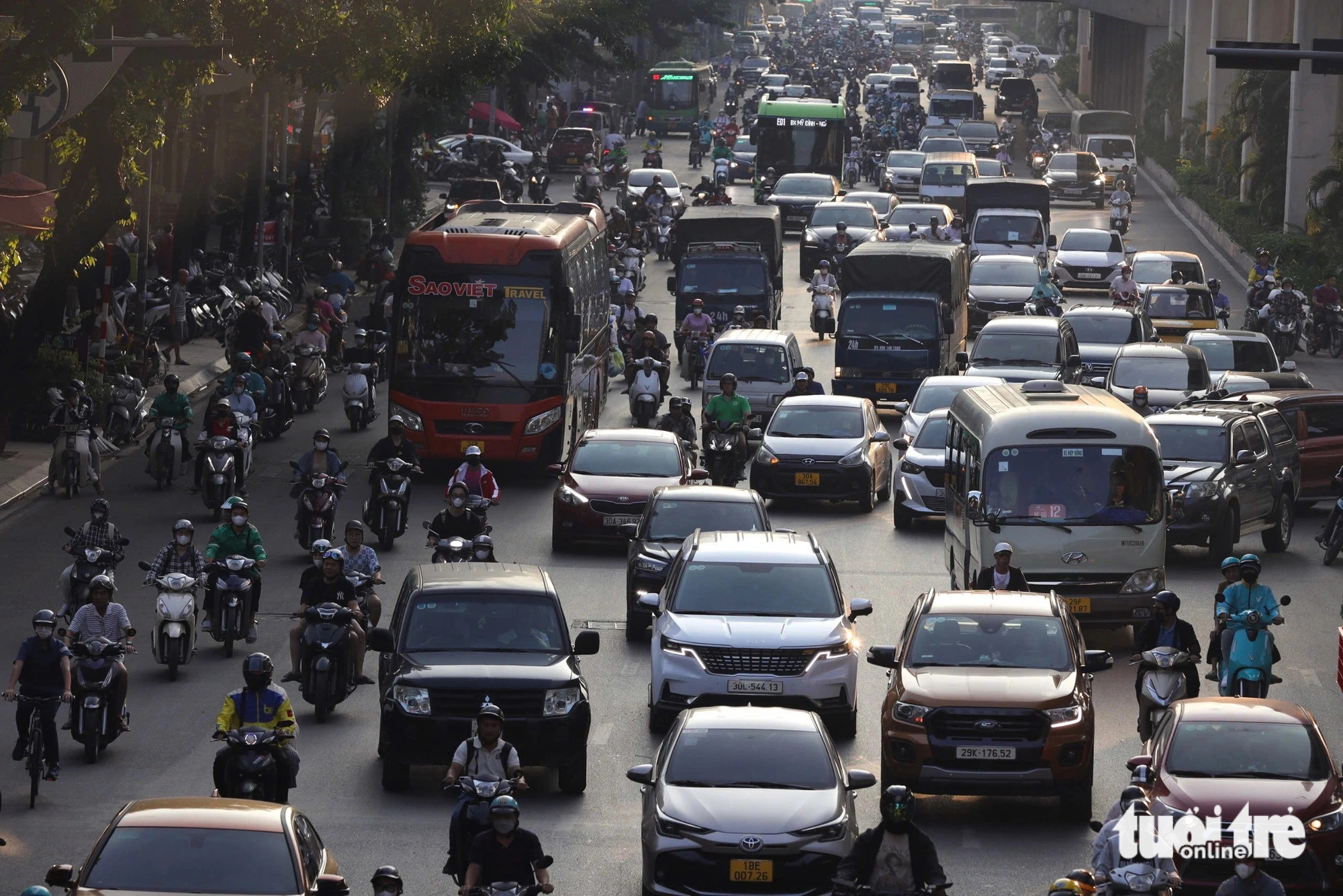 Emissions from fossil-fuel-powered vehicles are a primary cause of air pollution in Hanoi. Photo: Danh Khang / Tuoi Tre