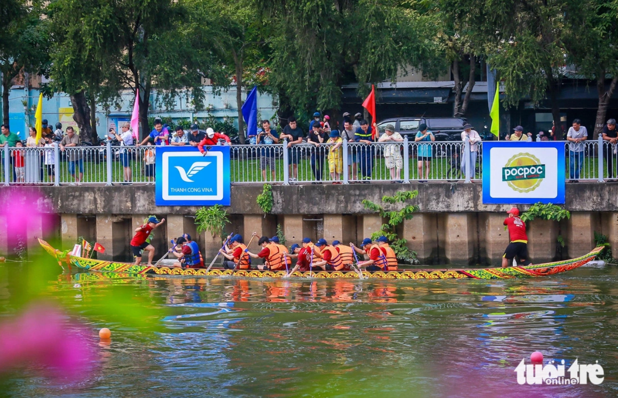 A  team  competes in a Ngo boat race on the Nhieu Loc - Thi Nghe Canal in District 3, Ho Chi Minh City, November 10, 2024. Photo: Chau Tuan / Tuoi Tre