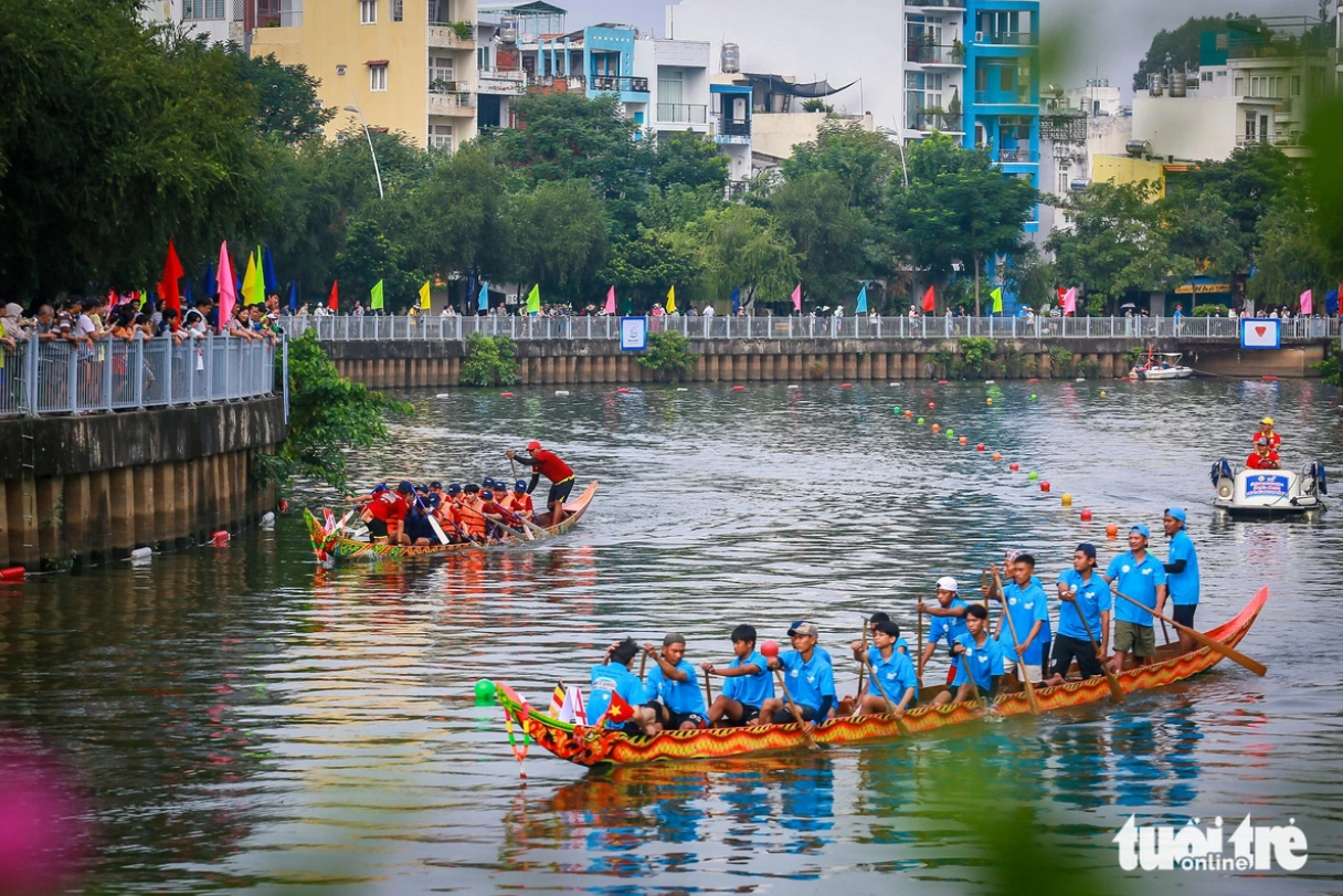 12 teams join the Ngo (Khmer) boat race on the Nhieu Loc - Thi Nghe Canal in District 3, Ho Chi Minh City on November 10, 2024. Photo: Le Phan / Tuoi Tre