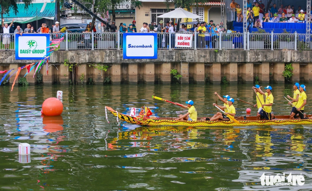 A photo shows a team competing in a Ngo boat race on the Nhieu Loc - Thi Nghe Canal in District 3, Ho Chi Minh City, November 10, 2024. Photo: Chau Tuan / Tuoi Tre