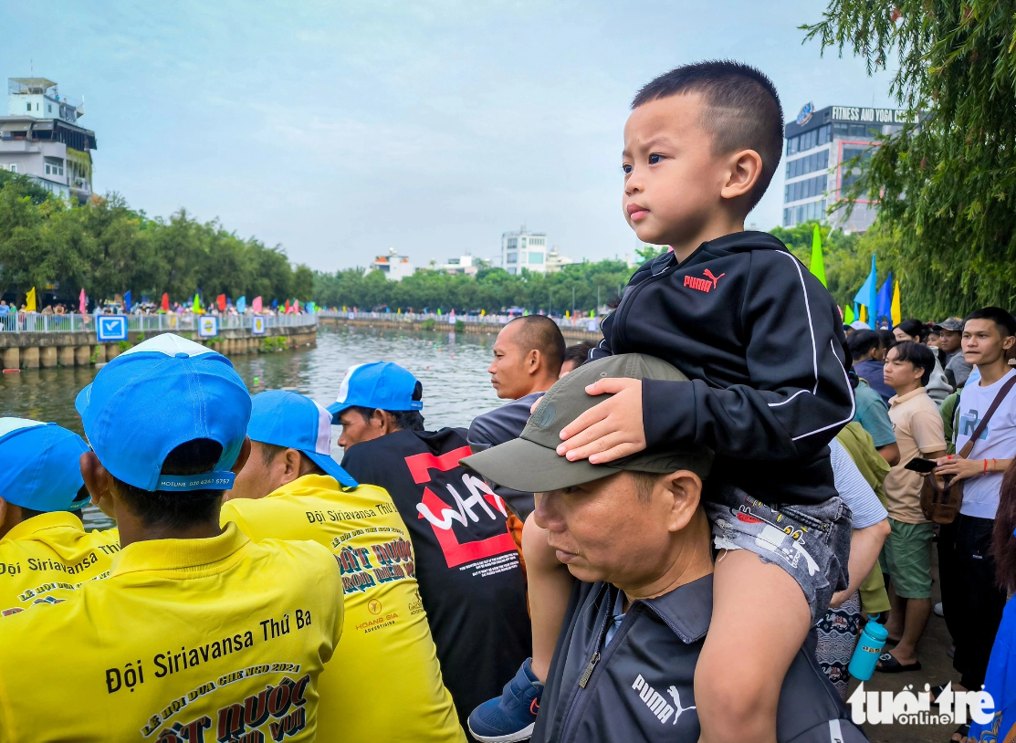 Residents and tourists crowd both banks of the Nhieu Loc - Thi Nghe Canal in District 3, Ho Chi Minh City, to watch a Ngo boat race on November 10, 2024. Photo: Chau Tuan / Tuoi Tre