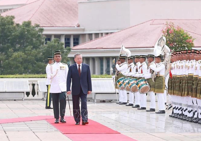  Vietnamese Party chief To Lam reviews a guard of honor. Photo: Vietnam News Agency