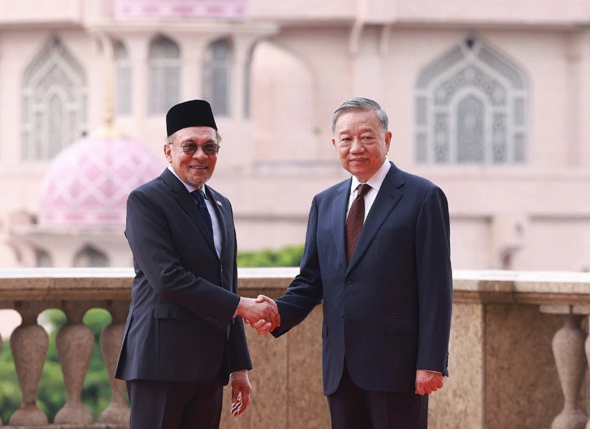  Vietnamese Party chief To Lam (R) shakes hands with Malaysian Prime Minister Anwar Ibrahim. Photo: Vietnam News Agency