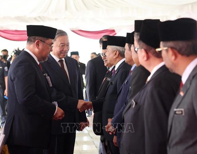  Vietnamese Party chief To Lam (second, left) shakes hands with Malaysian officials. Photo: Vietnam News Agency