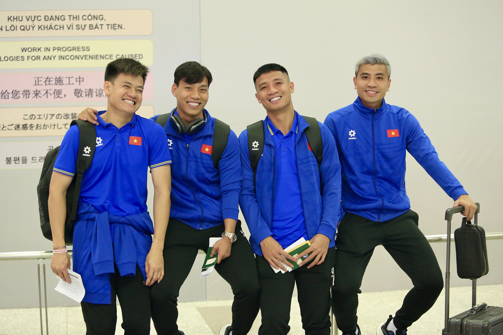 Members of the Vietnamese national men’s football team pose for a photo before their departure for South Korea from Noi Bai International Airport in Hanoi, November 23, 2024. Photo: Huu Tan / Tuoi Tre