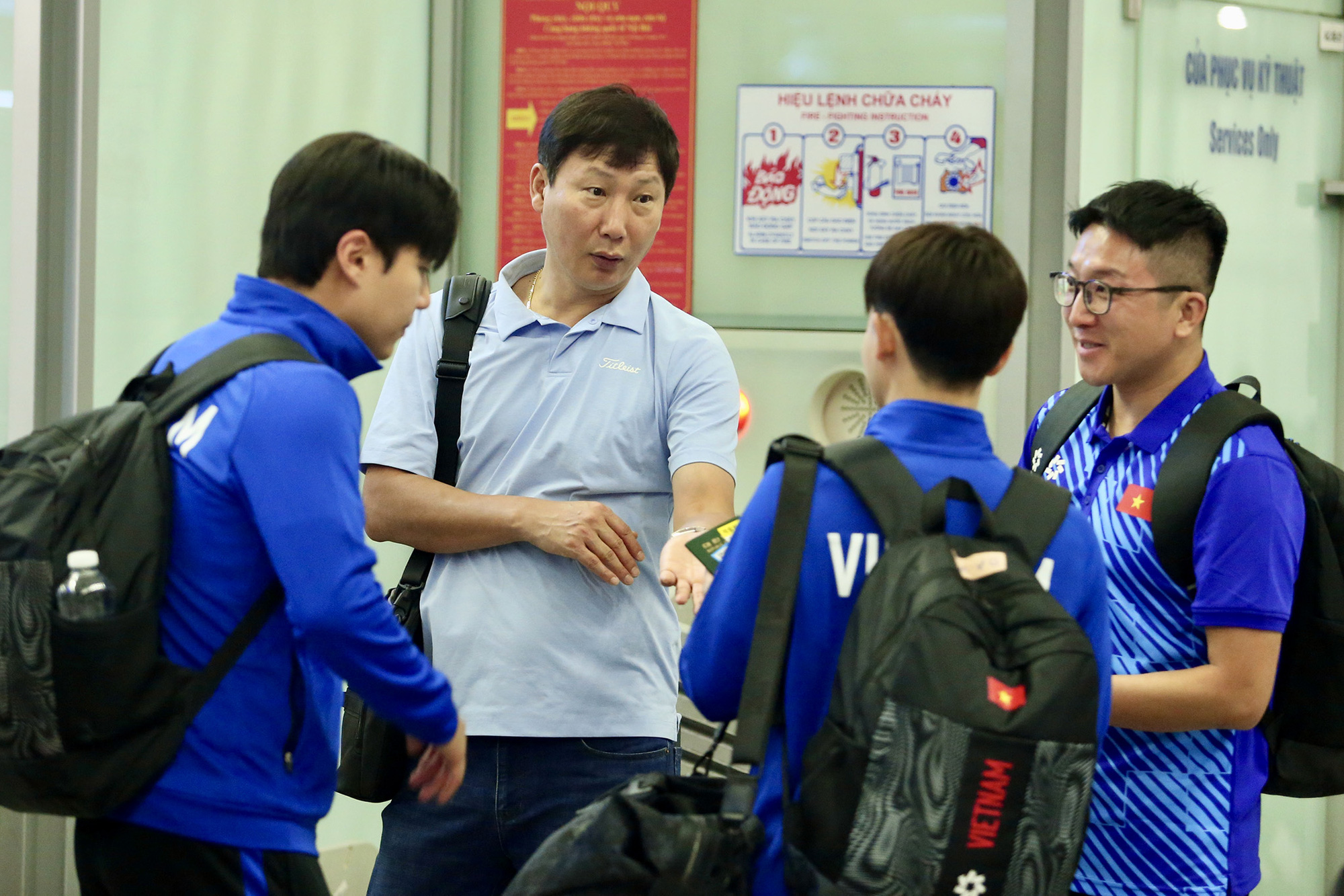 The Vietnamese national men’s football team departs for South Korea from Noi Bai International Airport in Hanoi, November 23, 2024. Photo: Huu Tan / Tuoi Tre