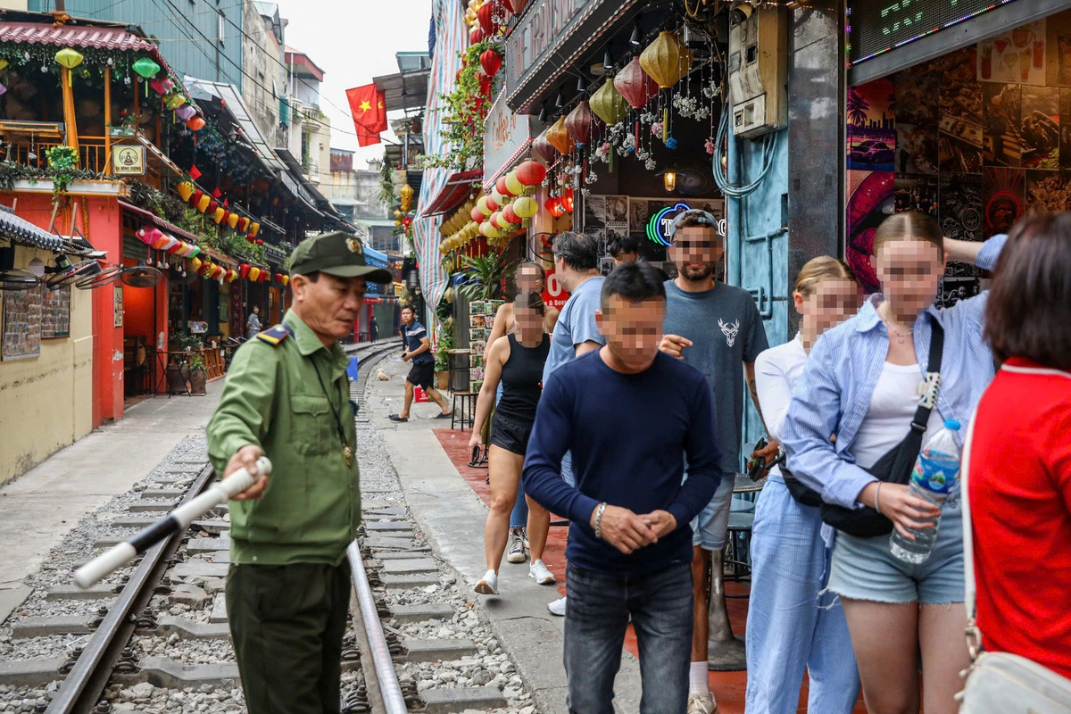 Foreign tourists are asked to leave the area as authorities addressed safety infractions along the trackside café streets in Hanoi on November 25, 2024. Photo: D. Tien / Tuoi Tre