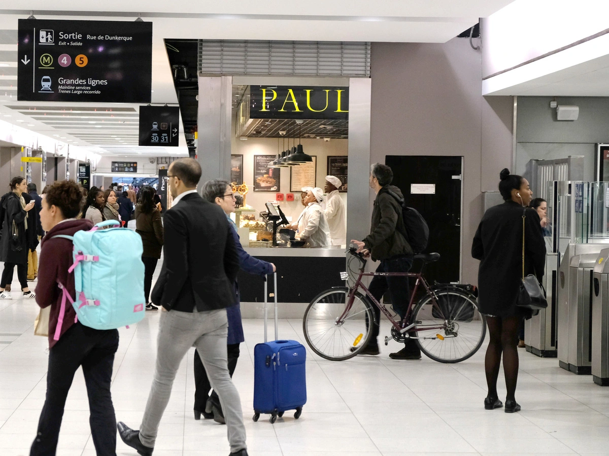 A passenger brings a motorbike to a metro station in Paris. Photo: Gia Tien / Tuoi Tre