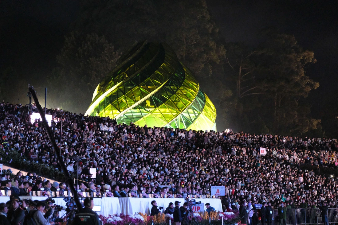 More than 15,000 residents and tourists enjoy the opening ceremony of the Dalat Flower Festival 2024 in Da Lat City, Lam Dong Province at the temperature of 17 degrees Celsius, December 5, 2024. Photo: M.V. / Tuoi Tre