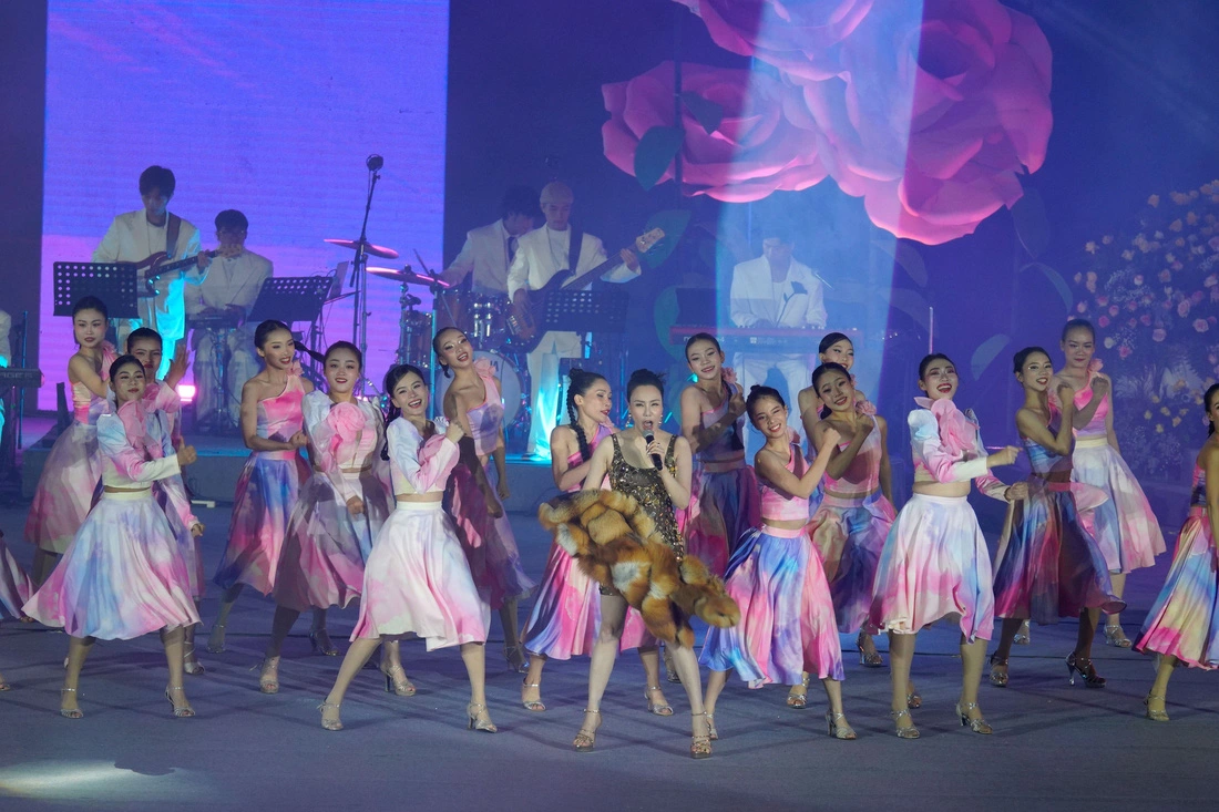 Singer Ho Quynh Huong (holding a microphone) sings a song at the opening ceremony of the Dalat Flower Festival 2024 in Da Lat City, Lam Dong Province, December 5, 2024. Photo: M.V. / Tuoi Tre