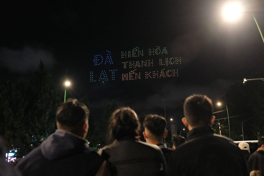 The phrase ‘Da Lat: Hien hoa, thanh lich, men khach’ (Da Lat: gentle, elegant, hospitable) is created by drones in the night sky of Da Lat City, Lam Dong Province during the opening ceremony of the Dalat Flower Festival 2024, December 5, 2024. Photo: M.V. / Tuoi Tre