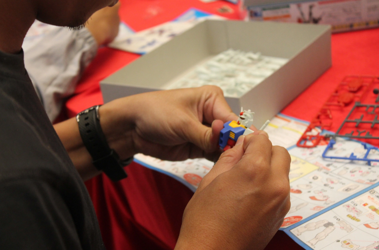 A visitor builds a model at the Bandai Spirits Hobby Exhibition at Aeon Mall in Binh Tan District, Ho Chi Minh City. Photo: To Cuong / Tuoi Tre