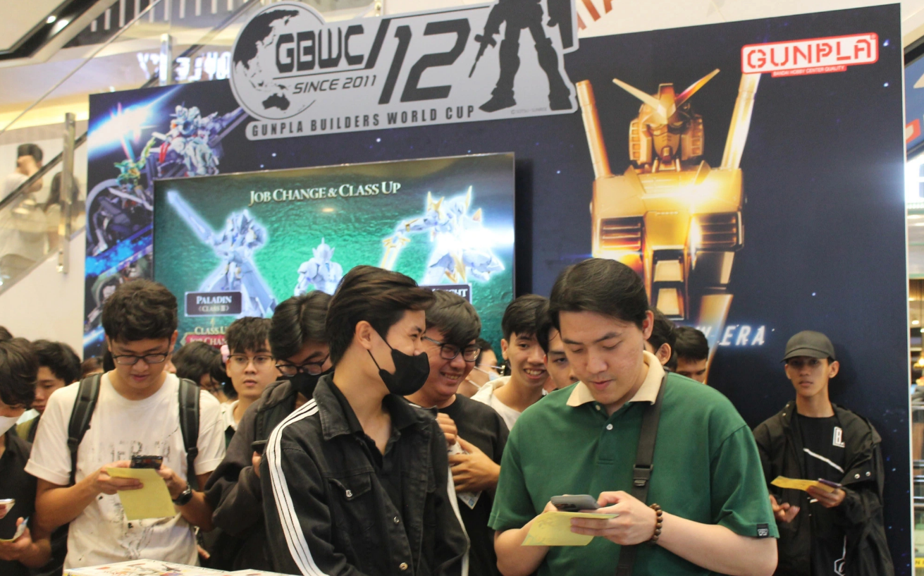 Many young people queue for the model-building activity at the Bandai Spirits Hobby Exhibition at Aeon Mall in Binh Tan District, Ho Chi Minh City. Photo: To Cuong / Tuoi Tre