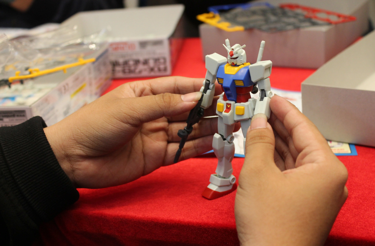 A visitor completes assembling a model at the Bandai Spirits Hobby Exhibition at Aeon Mall in Binh Tan District, Ho Chi Minh City. Photo: To Cuong / Tuoi Tre