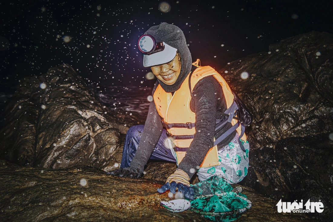 Nguyen Thi Hoa, a resident in Da Nang City, stands up after falling as rock peaks are slippery. Photo: Thanh Nguyen / Tuoi Tre