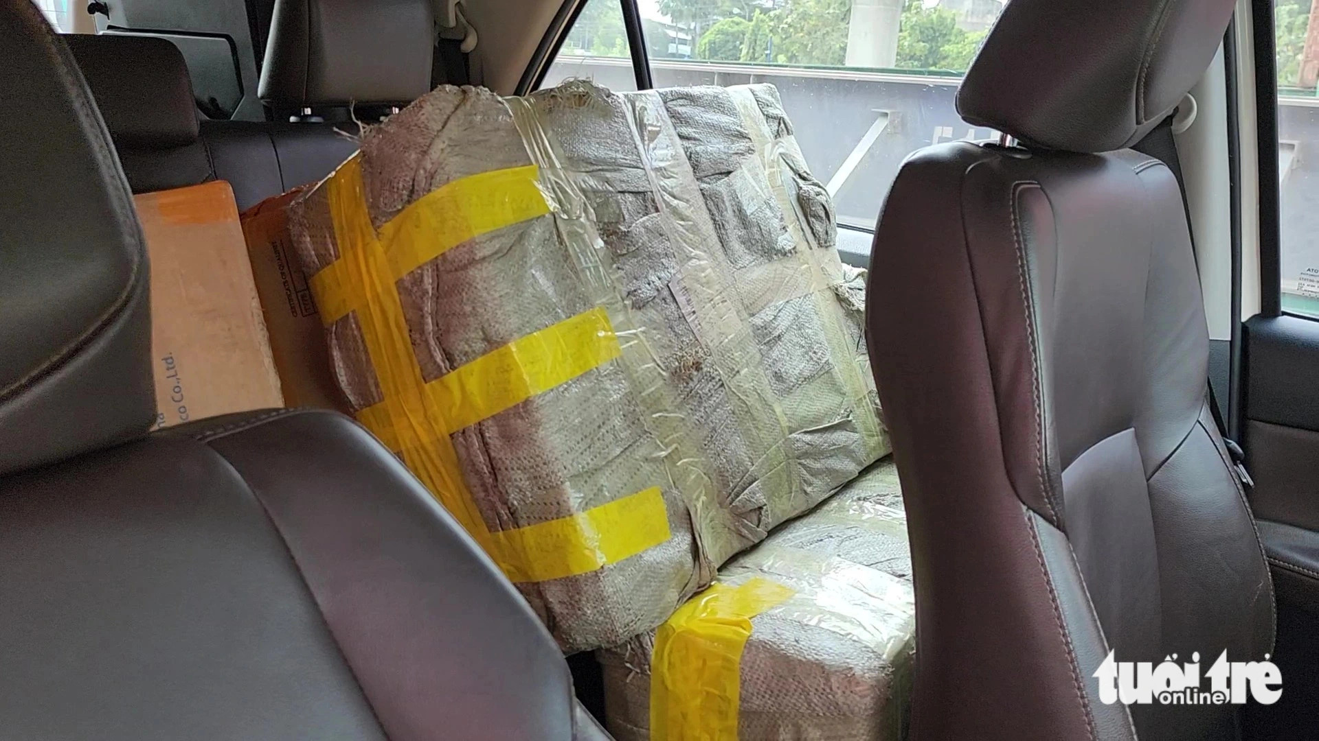 Many sacks and cartons containing smuggled cigarettes were discovered inside an SUV driven by a Chinese national in Ho Chi Minh City, on December 9, 2024. Photo: Minh Hoa / Tuoi Tre