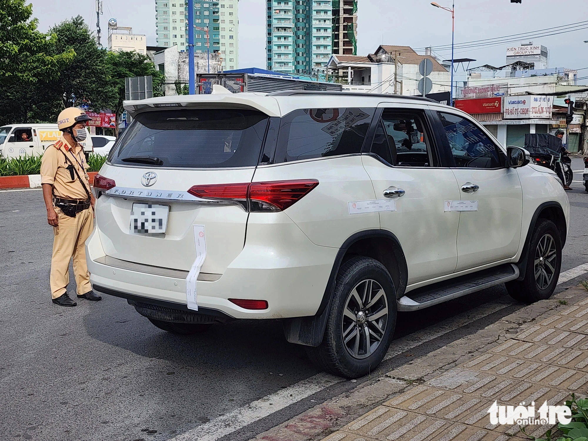 An SUV loaded with smuggled cigarettes is sealed off and handed over to the police agency of Thu Duc City for further investigation. Photo: Minh Hoa / Tuoi Tre