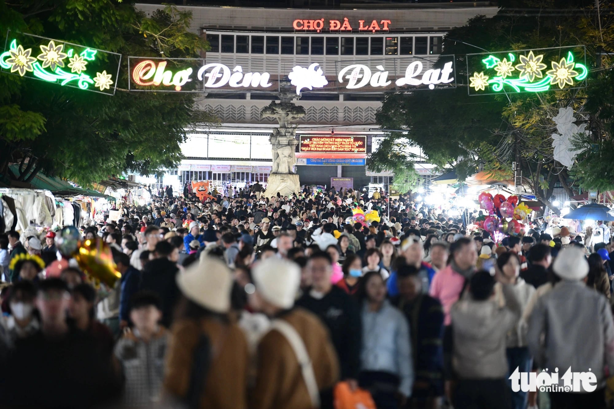Tourists visit Da Lat Market in Da Lat City, Central Highlands Vietnam. Photo: Quang Dinh / Tuoi Tre