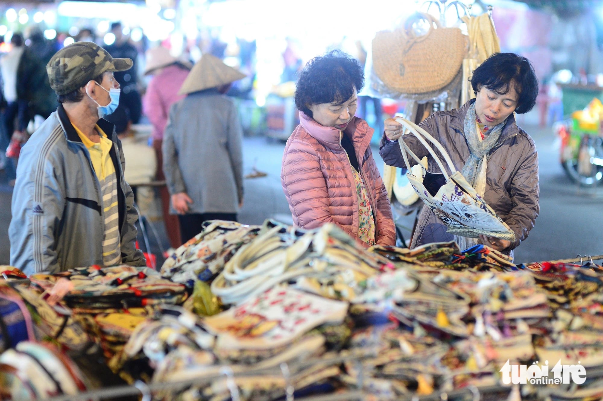 Tourists shop while visting Da Lat City, Central Highlands Vietnam. Photo: Quang Dinh / Tuoi Tre