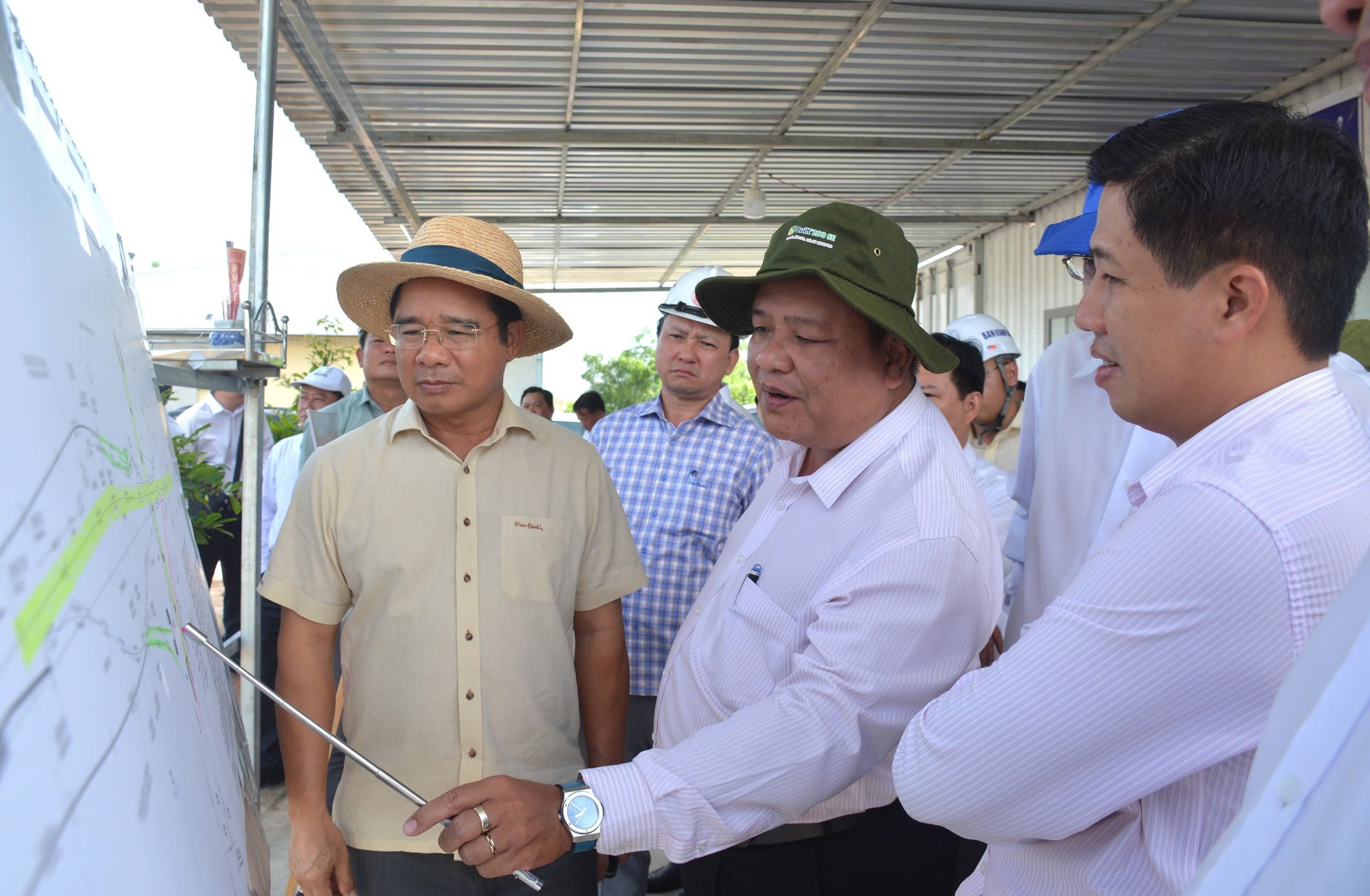 Dang Hoang Tuan (R), director of the Long An Department of Transport, reports the progress of a section of Ho Chi Minh City’s Beltway No. 3 passing through Long An Province to secretary of the Provincial Party Committee Nguyen Van Duoc (L).