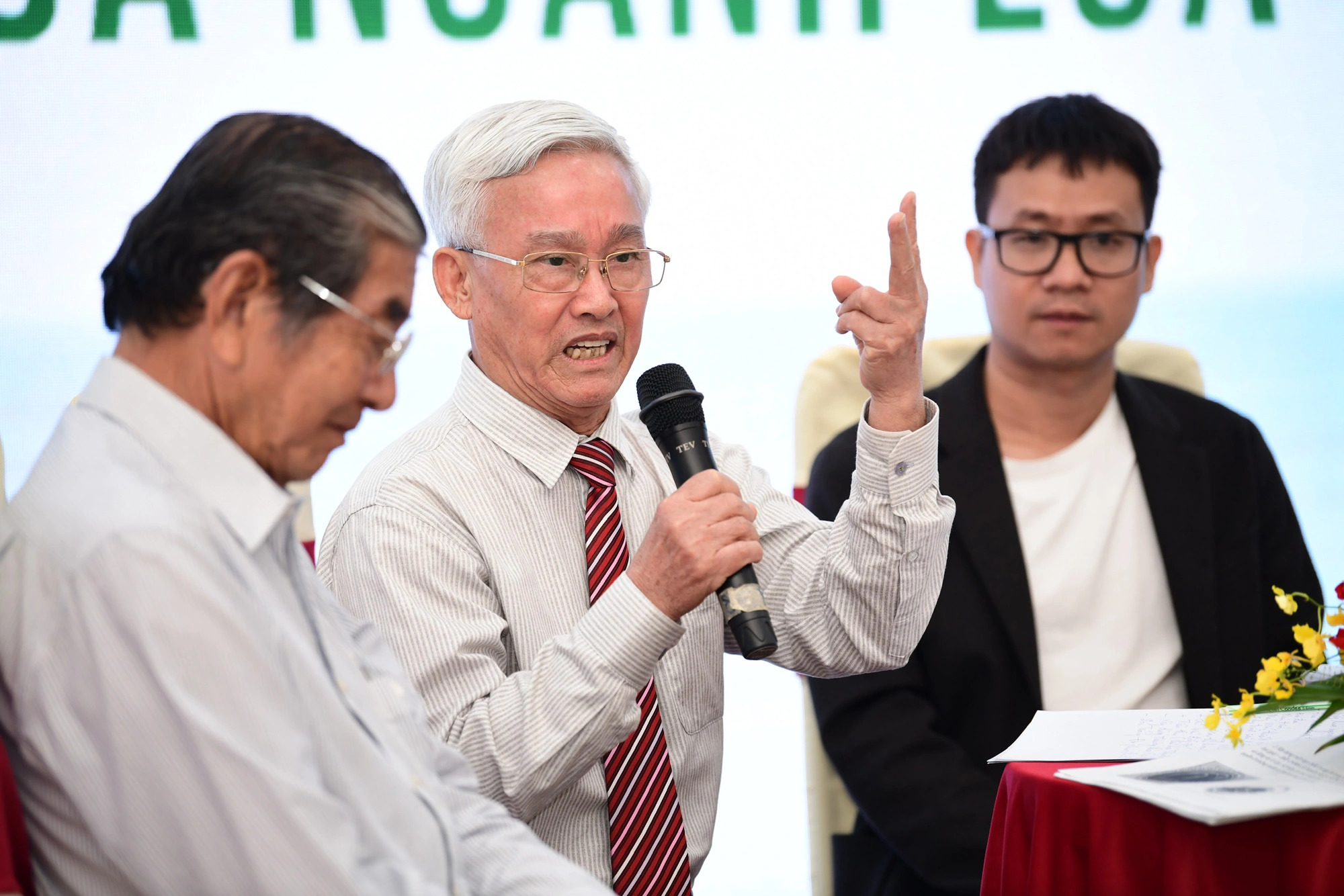 Pham Thai Binh (C), board chairman of Trung An High-Tech Farming JSC. Photo: Quang Dinh / Tuoi Tre