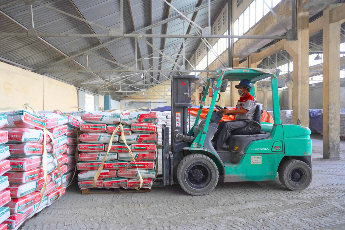 A worker operates a forklift carrying bags of cement at an SCG facility. Photo: SCG