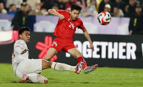Vietnamese (red jersey) and Indonesian players compete for the ball in their Group B encounter at Viet Tri Stadium, Phu Thi Province, northern Vietnam, December 15, 2024. Photo: Nguyen Khoi / Tuoi Tre