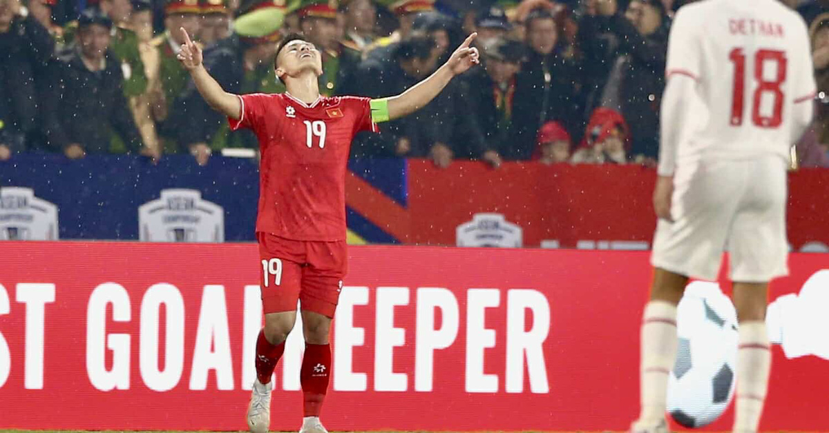 Vietnamese midfielder Nguyen Quang Hai (No. 19) celebrates his goal against Indonesia in their Group B encounter at Viet Tri Stadium, Phu Thi Province, northern Vietnam, December 15, 2024. Photo: Nguyen Khoi / Tuoi Tre