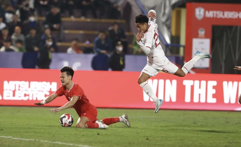 Vietnamese (red jersey) and Indonesian players compete for the ball in their Group B encounter at Viet Tri Stadium, Phu Thi Province, northern Vietnam, December 15, 2024. Photo: Nguyen Khoi / Tuoi Tre