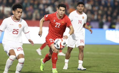 Vietnamese (red jersey) and Indonesian players compete for the ball in their Group B encounter at Viet Tri Stadium, Phu Thi Province, northern Vietnam, December 15, 2024. Photo: Nguyen Khoi / Tuoi Tre