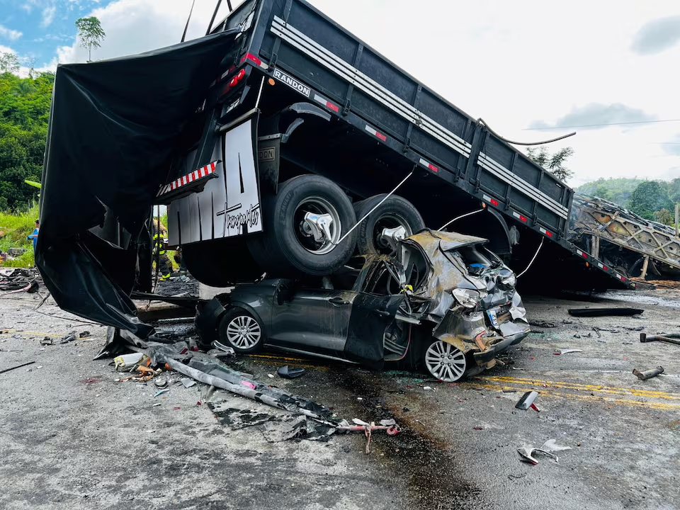 11 killed as bus crashes head-on into truck in southern Brazil - Ảnh 1.