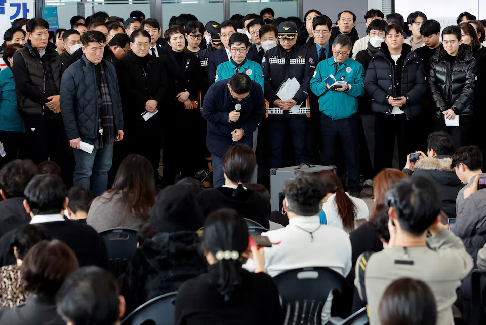 [4/11]An official from Jeju Air bows to apologise to the family members of the victims of the Jeju Air crash during a briefing at Muan International Airport, in Muan, South Korea, December 30, 2024. Photo: Reuters