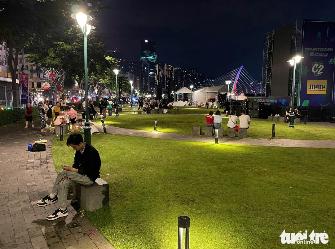 Bach Dang Wharf Park in downtown Ho Chi Minh City becomes spotless after over an hour of clean-up efforts. Photo: Nguyen Khang / Tuoi Tre