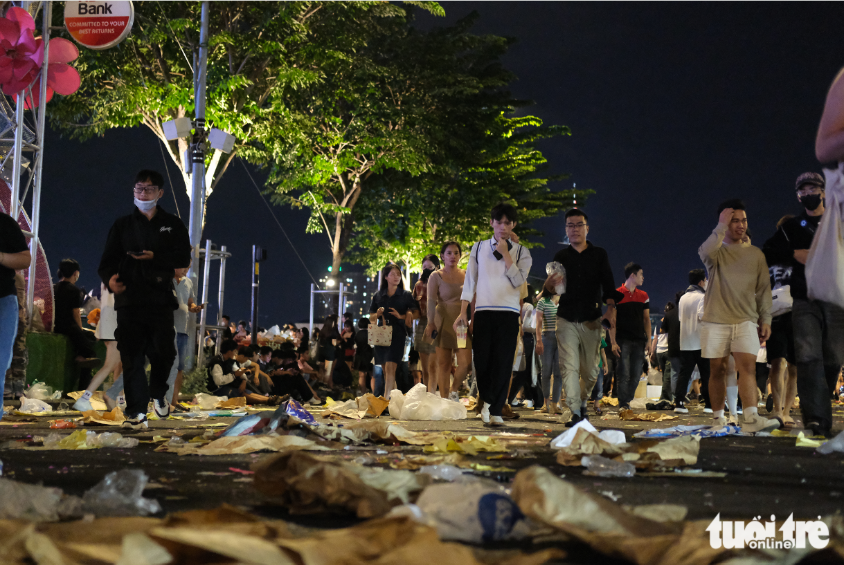 Several types of trash cover a section of Ton Duc Thang Street near Bach Dang Wharf after the New Year countdown event ends in the wee hours of January 1, 2025. Photo: Nguyen Khang / Tuoi Tre
