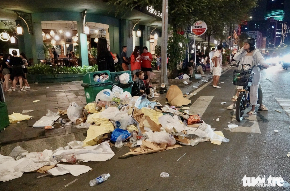 A pile of trash on Ton Duc Thang Street in downtown Ho Chi Minh City. Photo: T.T.D. / Tuoi Tre