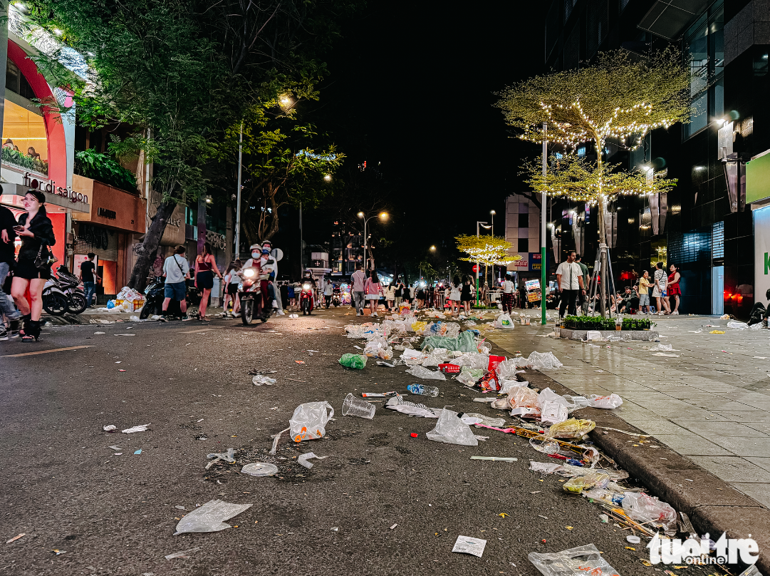 A section of Huynh Thuc Khang Street near Nguyen Hue Pedestrian Street full of garbage. Photo: Thanh Hiep / Tuoi Tre