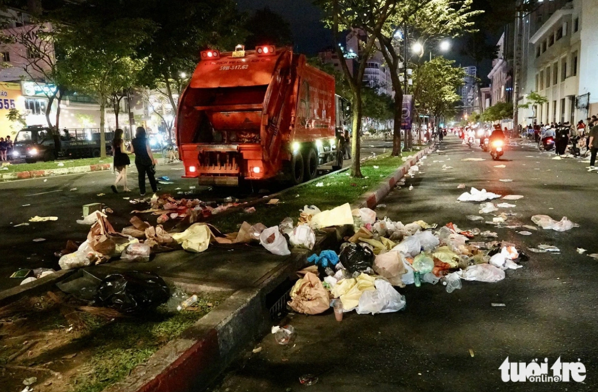 Garbage left behind by New Year revelers, creating a messy scene on Ham Nghi Street in downtown Ho Chi Minh City. Photo: T.T.D. / Tuoi Tre