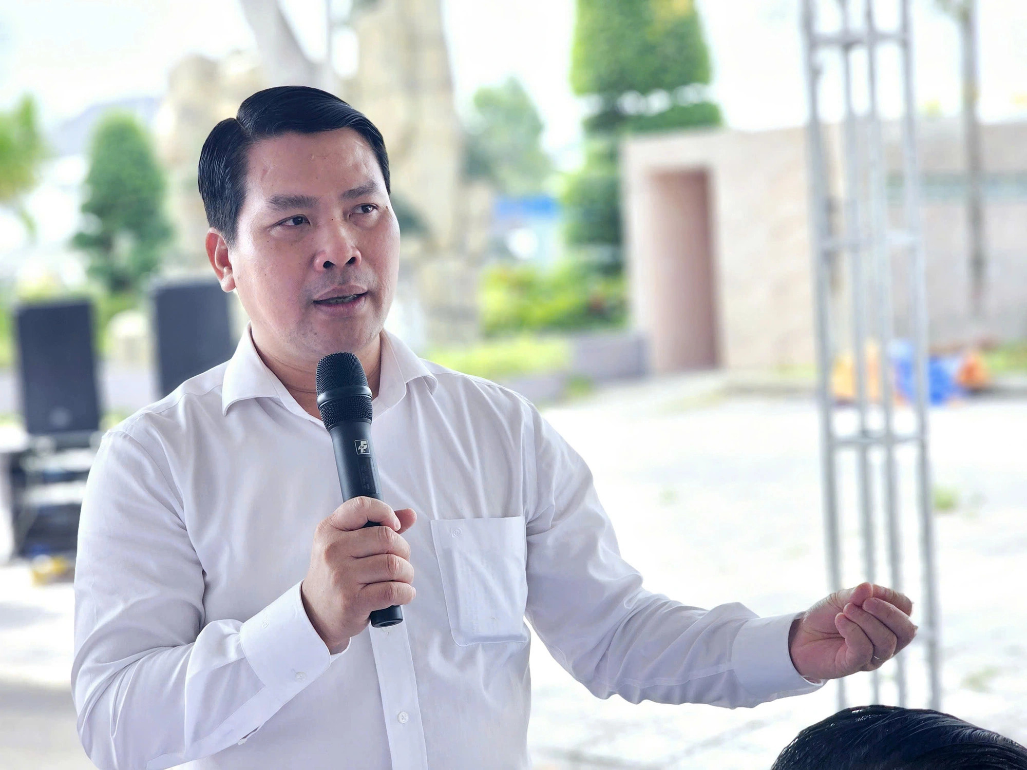 Ha Vu Son, director of the Can Tho City Department of Industry and Trade, gestures while addressing a press briefing to announce upcoming Lunar New Year festivities in Can Tho City, southern Vietnam, January 2, 2025. Photo: Chi Quoc / Tuoi Tre