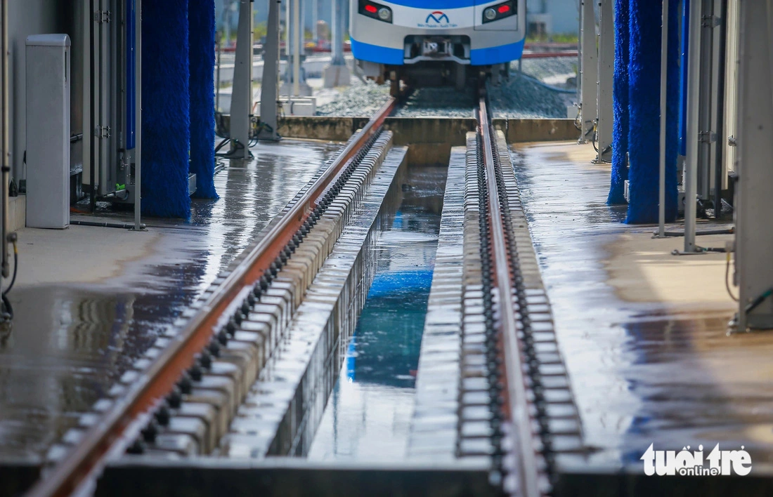 The water used from the train washing process will be collected and treated for further use. Photo: Chau Tuan / Tuoi Tre
