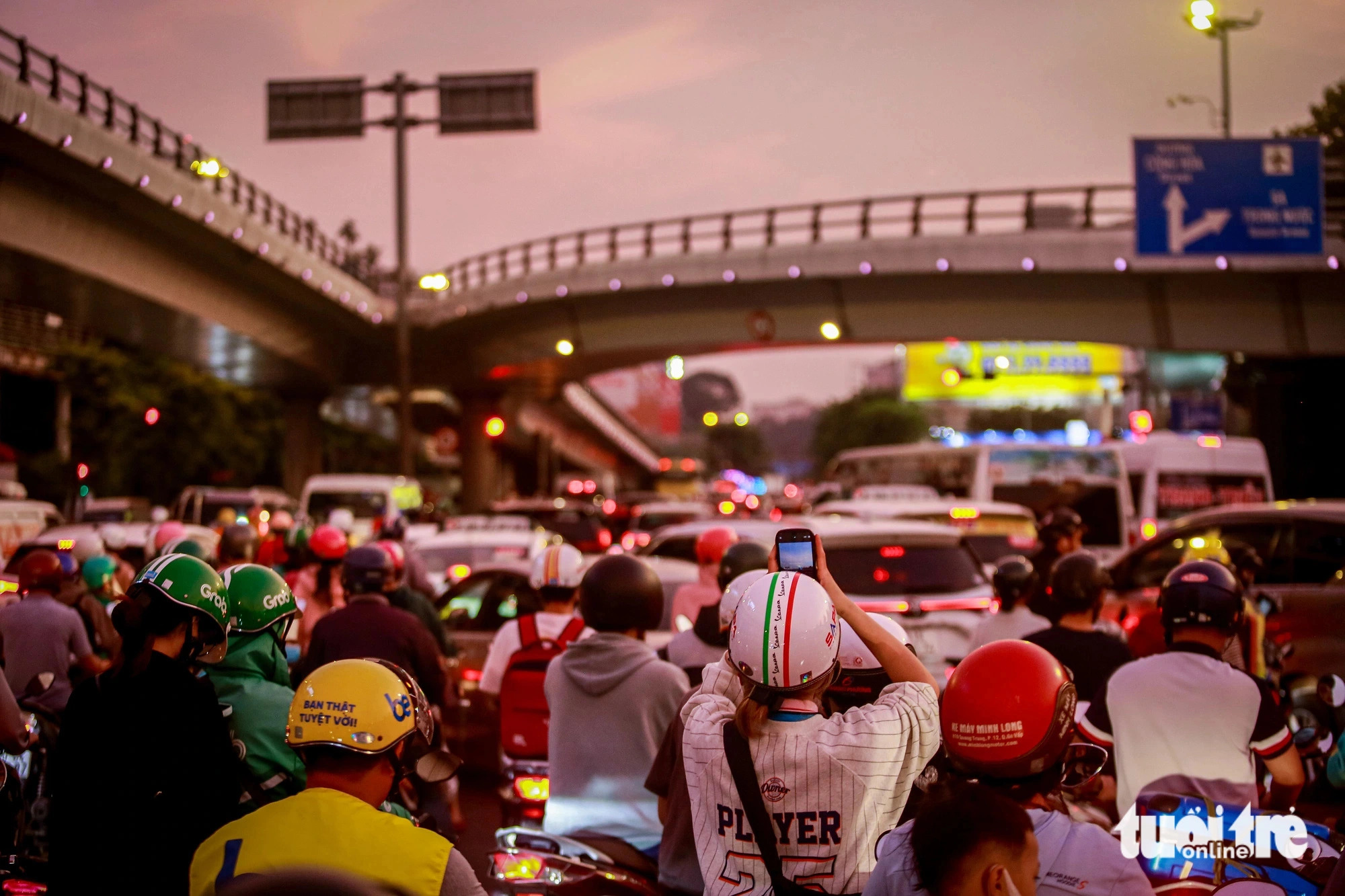 Vehicles crawl near Tan Son Nhat International Airport. Photo: Le Phan / Tuoi Tre