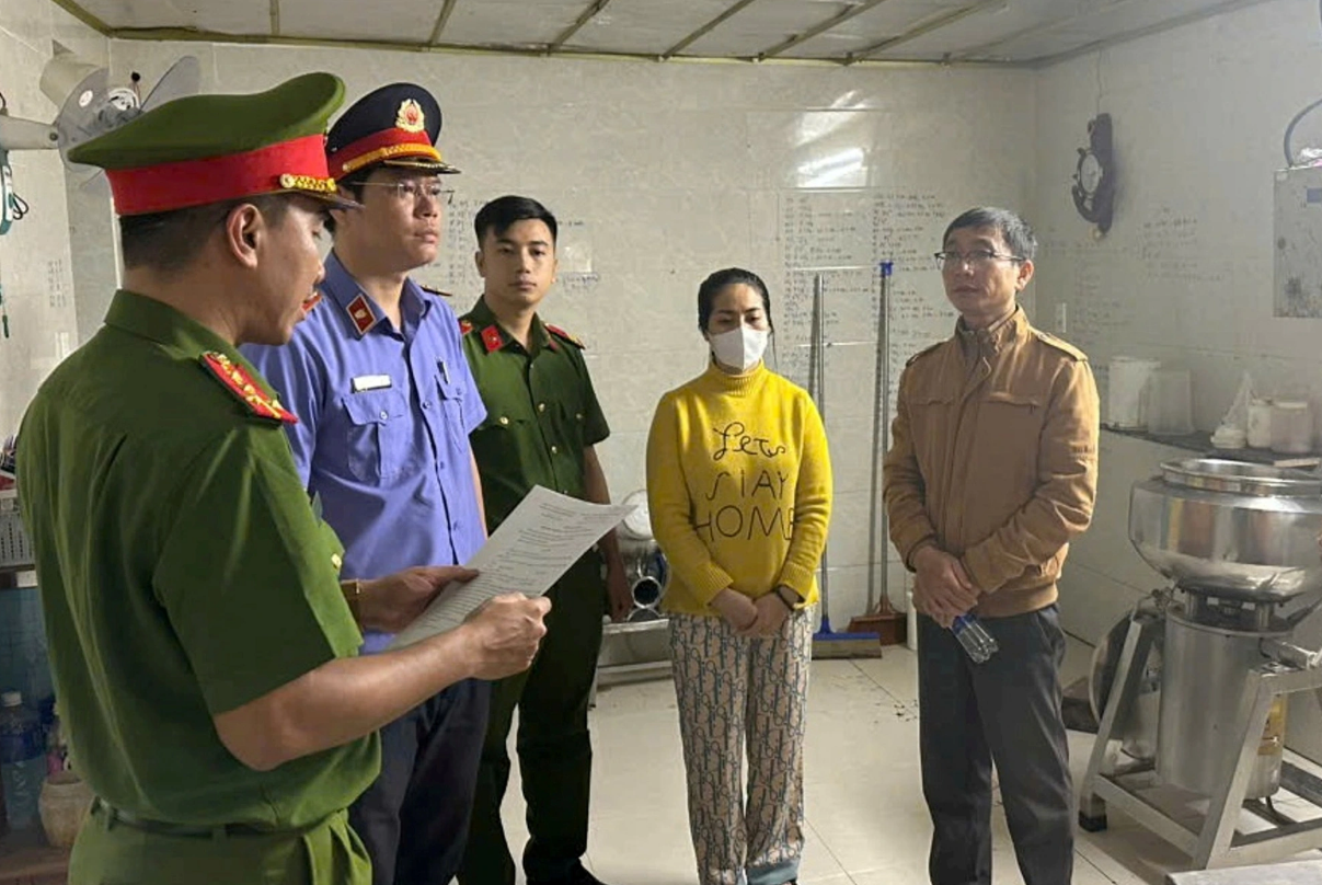 Ho Chi Minh City police charge couple for producing noodles mixed with banned chemicals
- Ảnh 2.