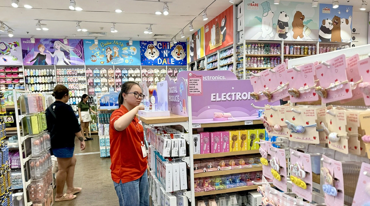 Chinese brands flood Vietnamese market
- Ảnh 1.