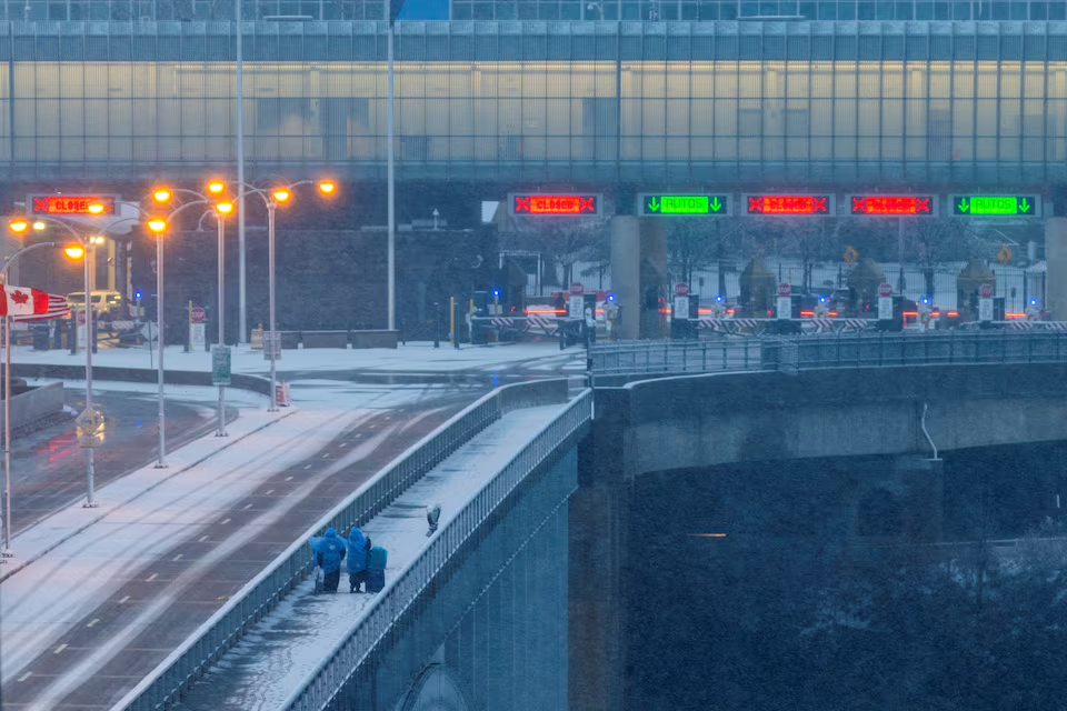 People cross the Rainbow International Bridge at the border between Niagara Falls, Ontario, and Niagara Falls, New York, in Niagara Falls, Ontario, Canada, January 31, 2025. Photo: Reuters