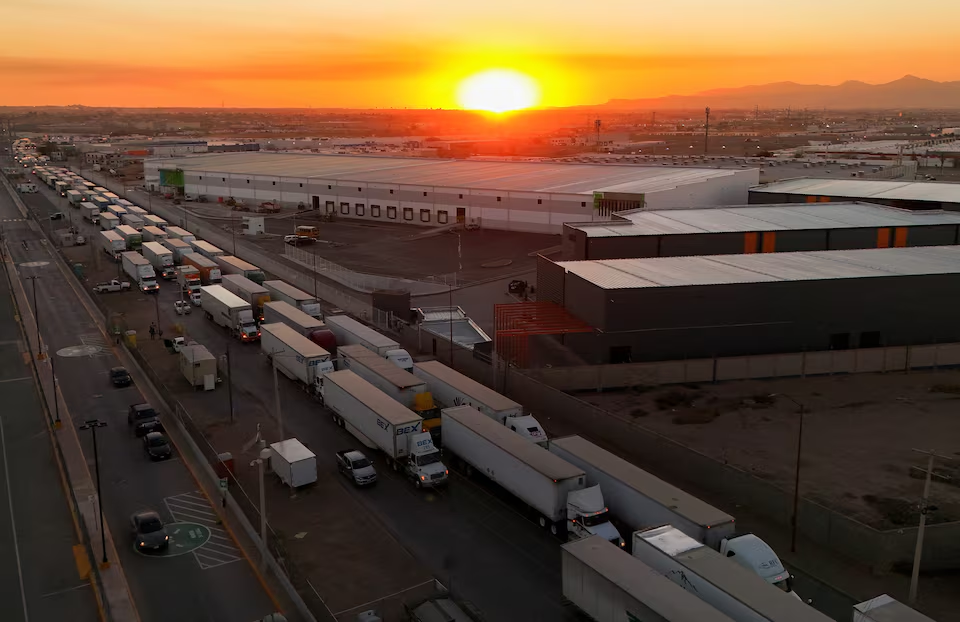 A drone view shows trucks waiting in line near the Zaragoza-Ysleta border crossing bridge to cross into the U.S., in Ciudad Juarez, Mexico January 31, 2025. Photo: Reuters