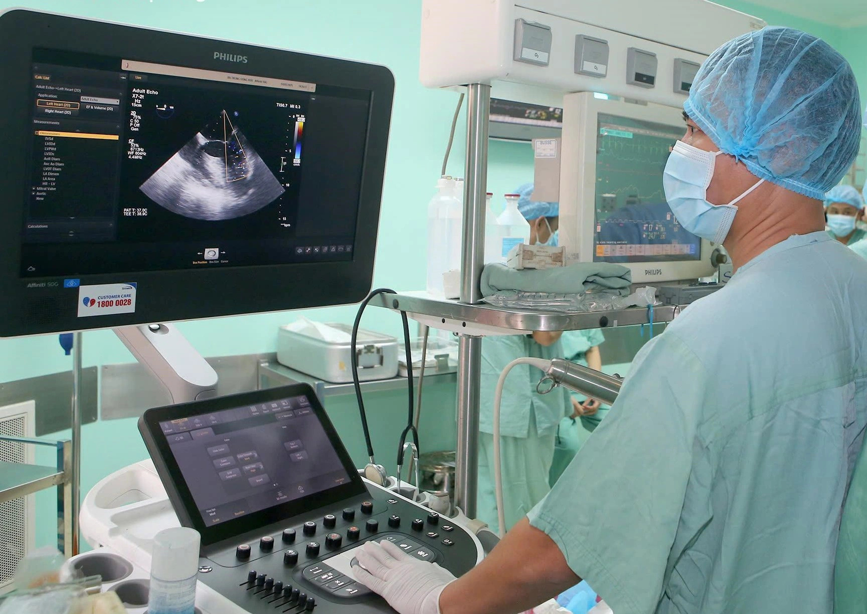 In Vietnam, adult heart travels over 1,600km to save 9-year-old boy
- Ảnh 1.