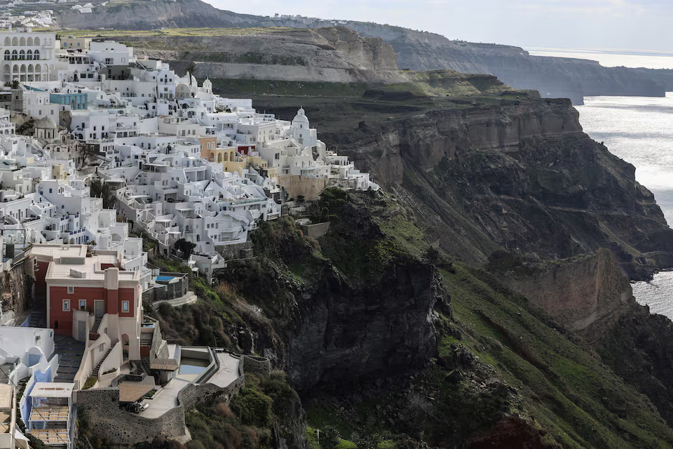 [3/9]A view of the village of Fira, as the increased seismic activity continues on the island of Santorini, Greece, February 7, 2025. Photo: Reuters