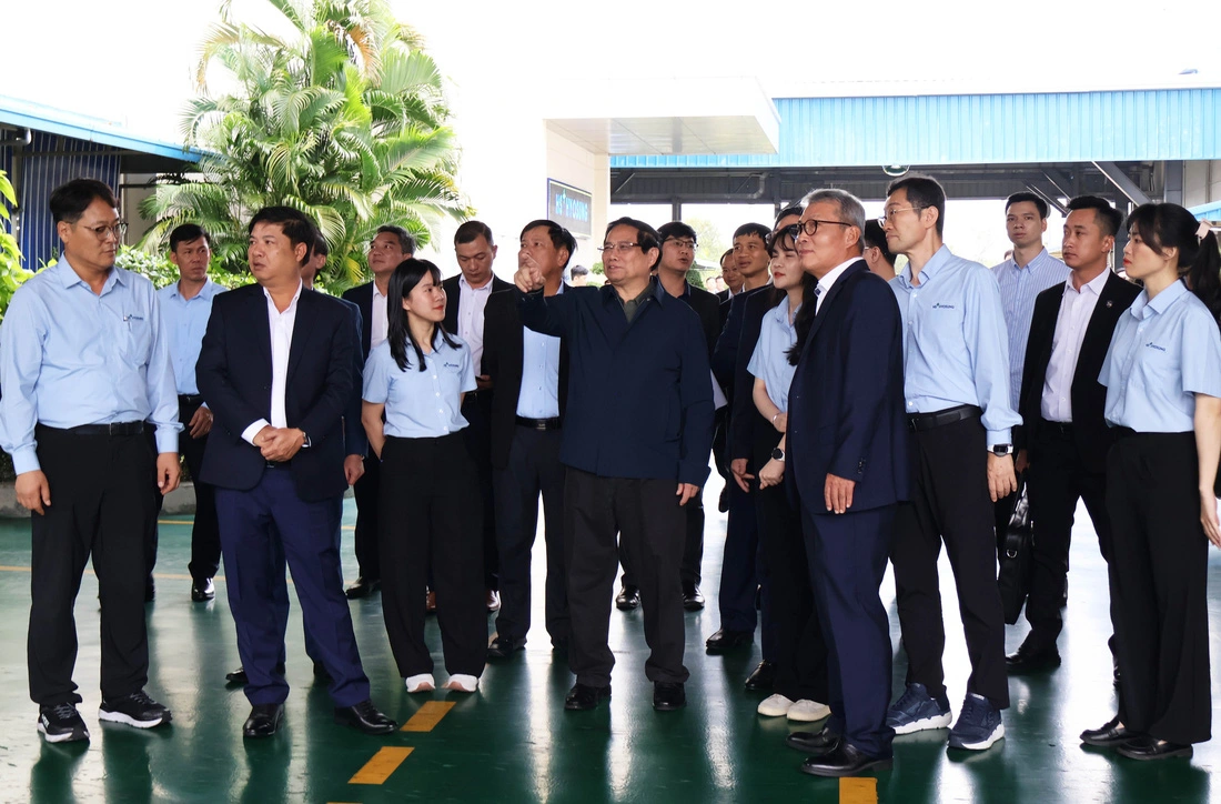 Prime Minister Pham Minh Chinh visits HS Hyosung factory in Quang Nam Province, February 8, 2025. Photo: L.Trung / Tuoi Tre
